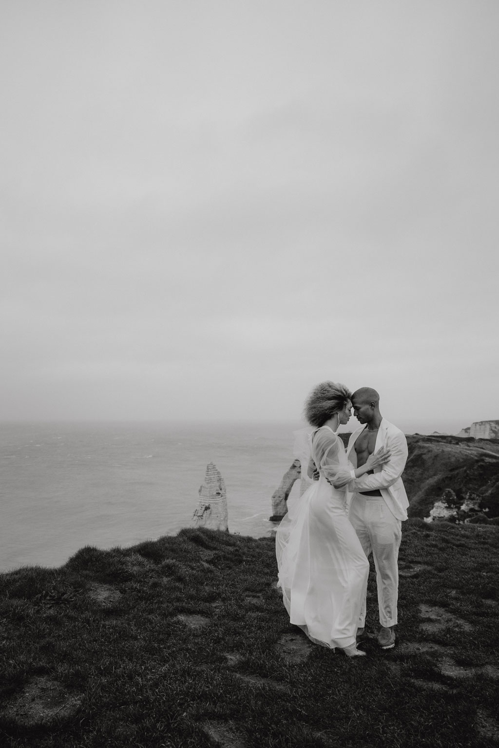 heiraten in Frankreich elopement wedding tiny wedding Hochzeit in weiß blau und direkt am Strand heiraten zu zwei in berlin Berliner hochzeitsfotograf in der Normandie Berliner Fotografin fliegt ins Ausland für Hochzeitsfotos und fotografiert deine Hochzeit als Hochzeitsfotografin Paarfotos paarshooting couplefotos lensofbeauty heiraten an der klippe ehegelüppte in den bergen heiraten in den bergen