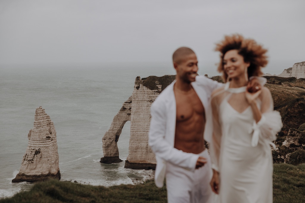 heiraten in Frankreich elopement wedding tiny wedding Hochzeit in weiß blau und direkt am Strand heiraten zu zwei in berlin Berliner hochzeitsfotograf in der Normandie Berliner Fotografin fliegt ins Ausland für Hochzeitsfotos und fotografiert deine Hochzeit als Hochzeitsfotografin Paarfotos paarshooting couplefotos lensofbeauty heiraten an der klippe ehegelüppte in den bergen heiraten in den bergen