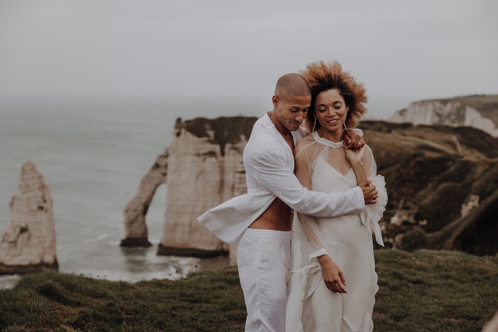 heiraten in Frankreich elopement wedding tiny wedding Hochzeit in weiß blau und direkt am Strand heiraten zu zwei in berlin Berliner hochzeitsfotograf in der Normandie Berliner Fotografin fliegt ins Ausland für Hochzeitsfotos und fotografiert deine Hochzeit als Hochzeitsfotografin Paarfotos paarshooting couplefotos lensofbeauty heiraten an der klippe ehegelüppte in den bergen heiraten in den bergen