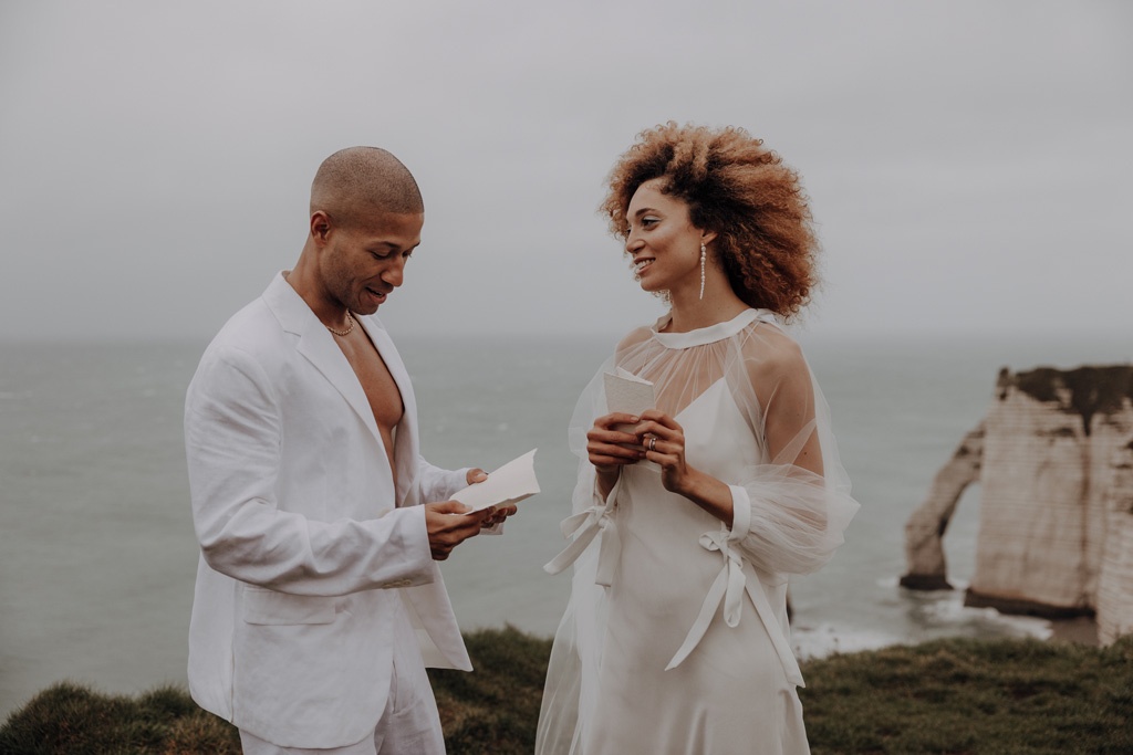 heiraten in Frankreich elopement wedding tiny wedding Hochzeit in weiß blau und direkt am Strand heiraten zu zwei in berlin Berliner hochzeitsfotograf in der Normandie Berliner Fotografin fliegt ins Ausland für Hochzeitsfotos und fotografiert deine Hochzeit als Hochzeitsfotografin Paarfotos paarshooting couplefotos lensofbeauty heiraten an der klippe ehegelüppte in den bergen heiraten in den bergen