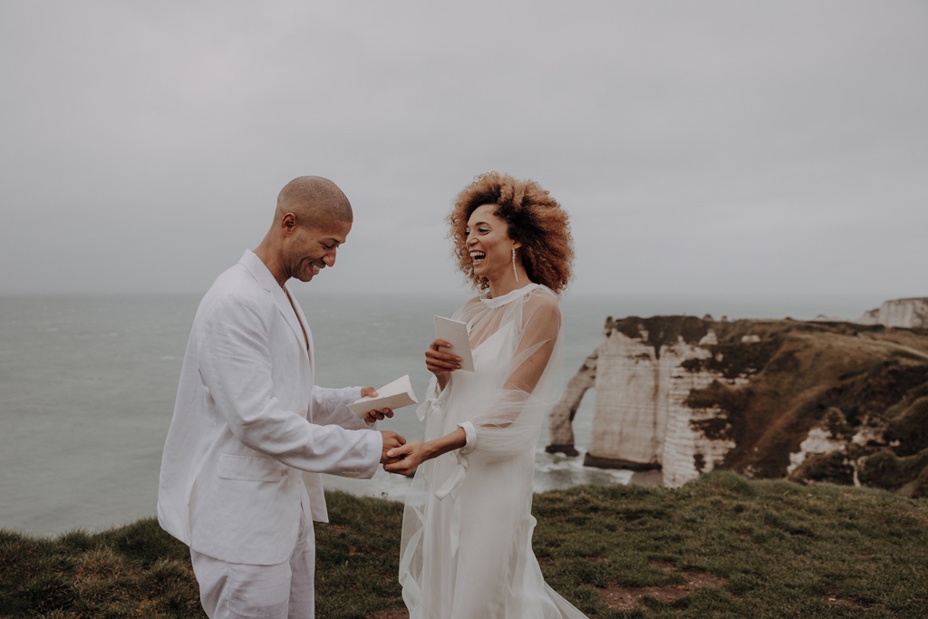 heiraten in Frankreich elopement wedding tiny wedding Hochzeit in weiß blau und direkt am Strand heiraten zu zwei in berlin Berliner hochzeitsfotograf in der Normandie Berliner Fotografin fliegt ins Ausland für Hochzeitsfotos und fotografiert deine Hochzeit als Hochzeitsfotografin Paarfotos paarshooting couplefotos lensofbeauty heiraten an der klippe ehegelüppte in den bergen heiraten in den bergen