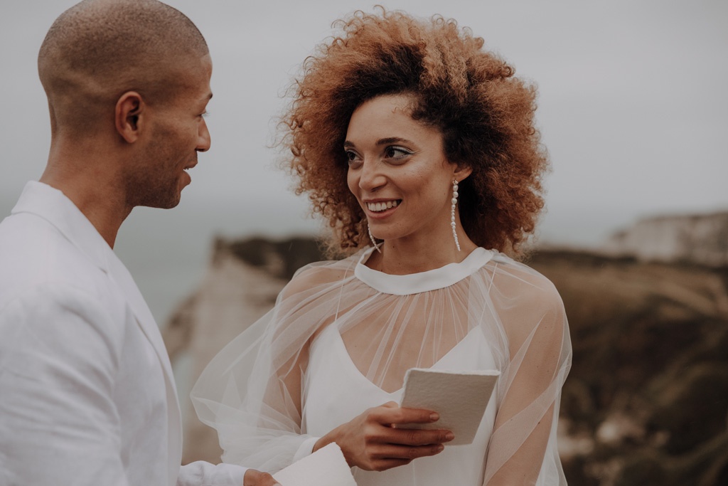 heiraten in Frankreich elopement wedding tiny wedding Hochzeit in weiß blau und direkt am Strand heiraten zu zwei in berlin Berliner hochzeitsfotograf in der Normandie Berliner Fotografin fliegt ins Ausland für Hochzeitsfotos und fotografiert deine Hochzeit als Hochzeitsfotografin Paarfotos paarshooting couplefotos lensofbeauty heiraten an der klippe ehegelüppte in den bergen heiraten in den bergen