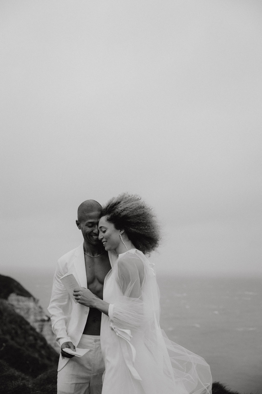 heiraten in Frankreich elopement wedding tiny wedding Hochzeit in weiß blau und direkt am Strand heiraten zu zwei in berlin Berliner hochzeitsfotograf in der Normandie Berliner Fotografin fliegt ins Ausland für Hochzeitsfotos und fotografiert deine Hochzeit als Hochzeitsfotografin Paarfotos paarshooting couplefotos lensofbeauty heiraten an der klippe ehegelüppte in den bergen heiraten in den bergen