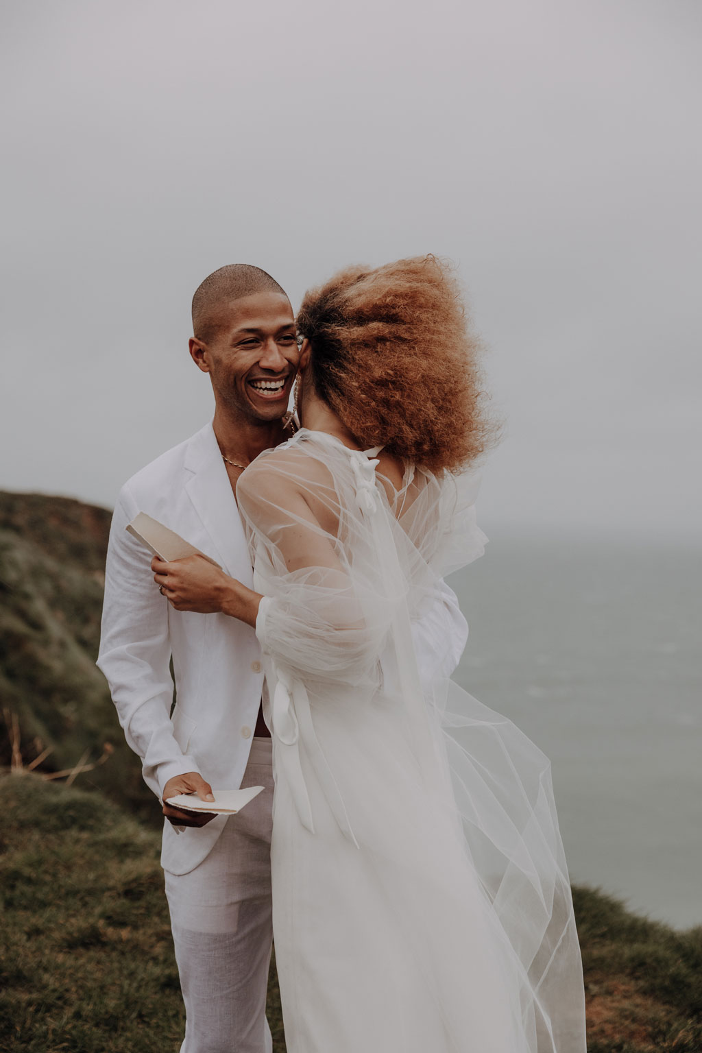 heiraten in Frankreich elopement wedding tiny wedding Hochzeit in weiß blau und direkt am Strand heiraten zu zwei in berlin Berliner hochzeitsfotograf in der Normandie Berliner Fotografin fliegt ins Ausland für Hochzeitsfotos und fotografiert deine Hochzeit als Hochzeitsfotografin Paarfotos paarshooting couplefotos lensofbeauty heiraten an der klippe ehegelüppte in den bergen heiraten in den bergen