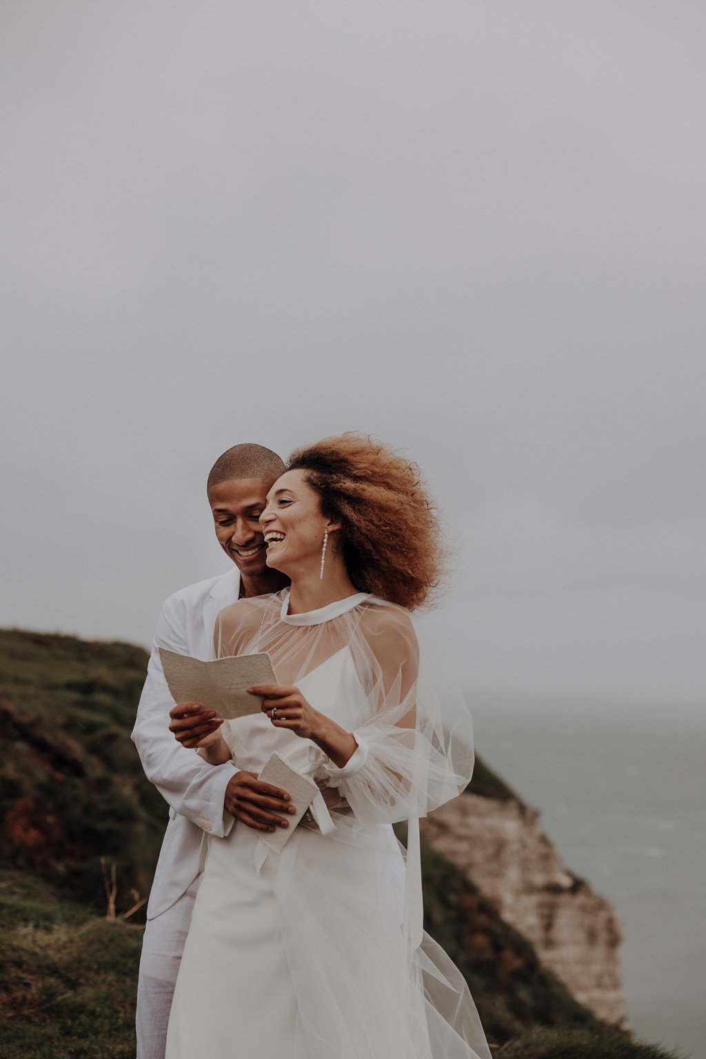 heiraten in Frankreich elopement wedding tiny wedding Hochzeit in weiß blau und direkt am Strand heiraten zu zwei in berlin Berliner hochzeitsfotograf in der Normandie Berliner Fotografin fliegt ins Ausland für Hochzeitsfotos und fotografiert deine Hochzeit als Hochzeitsfotografin Paarfotos paarshooting couplefotos lensofbeauty heiraten an der klippe ehegelüppte in den bergen heiraten in den bergen