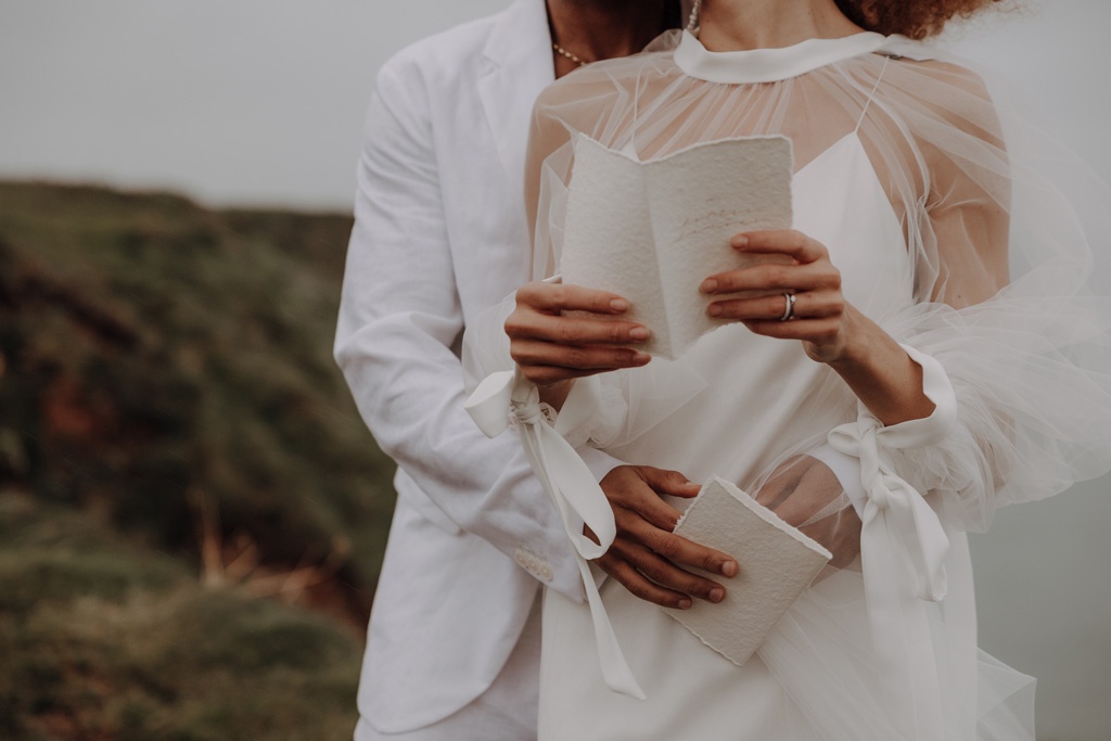 heiraten in Frankreich elopement wedding tiny wedding Hochzeit in weiß blau und direkt am Strand heiraten zu zwei in berlin Berliner hochzeitsfotograf in der Normandie Berliner Fotografin fliegt ins Ausland für Hochzeitsfotos und fotografiert deine Hochzeit als Hochzeitsfotografin Paarfotos paarshooting couplefotos lensofbeauty heiraten an der klippe ehegelüppte in den bergen heiraten in den bergen