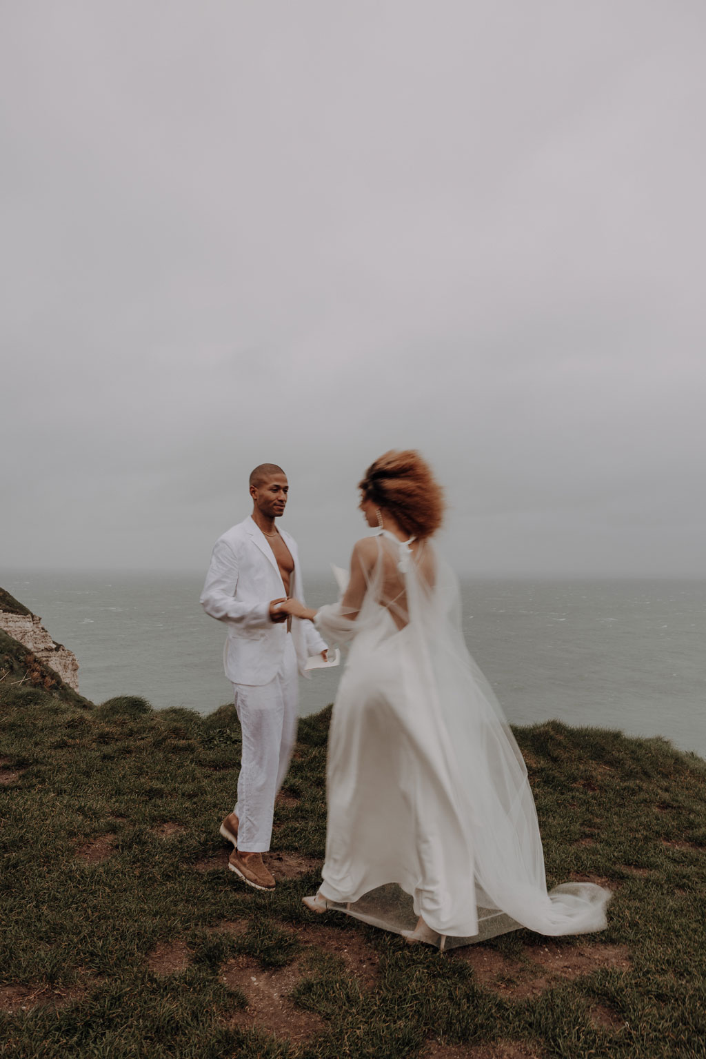 heiraten in Frankreich elopement wedding tiny wedding Hochzeit in weiß blau und direkt am Strand heiraten zu zwei in berlin Berliner hochzeitsfotograf in der Normandie Berliner Fotografin fliegt ins Ausland für Hochzeitsfotos und fotografiert deine Hochzeit als Hochzeitsfotografin Paarfotos paarshooting couplefotos lensofbeauty heiraten an der klippe ehegelüppte in den bergen heiraten in den bergen