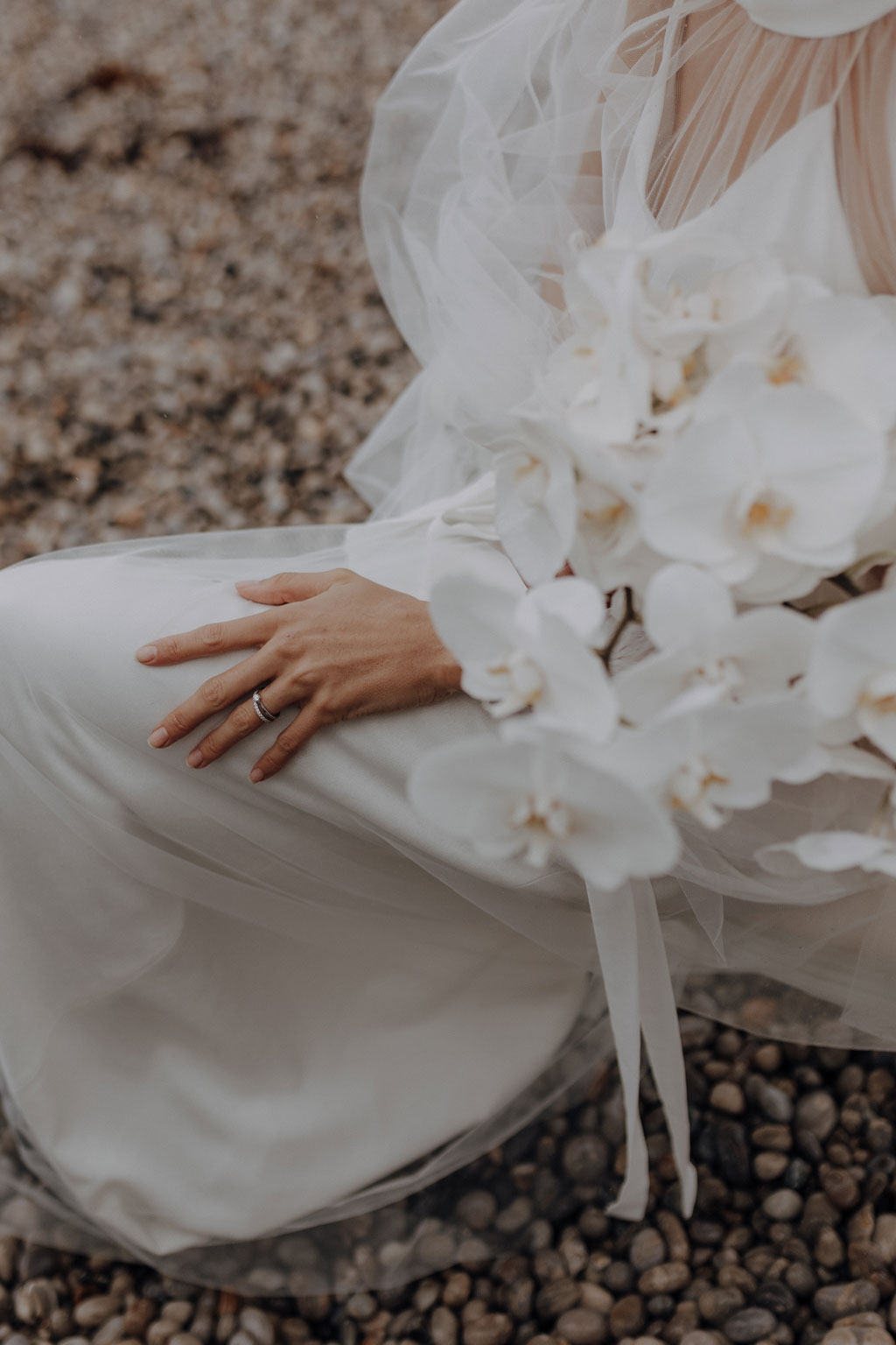 heiraten in Frankreich elopement wedding tiny wedding Hochzeit in weiß blau und direkt am Strand heiraten zu zwei in berlin Berliner hochzeitsfotograf in der Normandie Berliner Fotografin fliegt ins Ausland für Hochzeitsfotos und fotografiert deine Hochzeit als Hochzeitsfotografin Paarfotos paarshooting copulefotos Brautkleid barfuß am strand