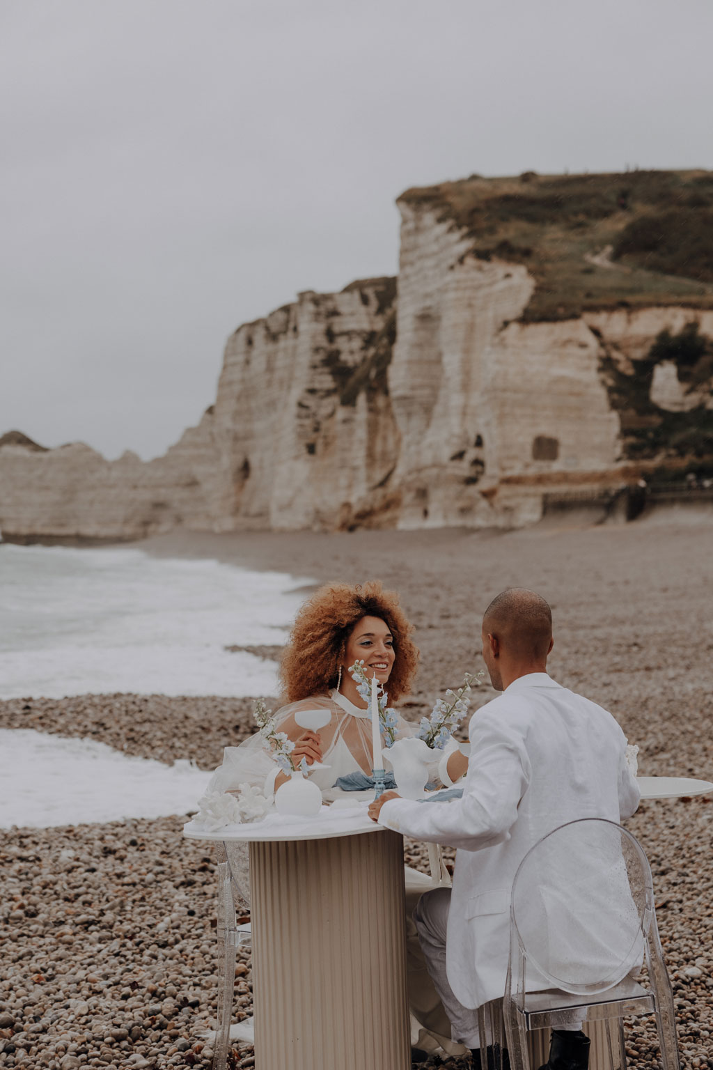 heiraten in Frankreich elopement wedding tiny wedding Hochzeit in weiß blau und direkt am Strand heiraten zu zwei in berlin Berliner hochzeitsfotograf in der Normandie Berliner Fotografin fliegt ins Ausland für Hochzeitsfotos und fotografiert deine Hochzeit als Hochzeitsfotografin Paarfotos paarshooting copulefotos Brautkleid barfuß am strand