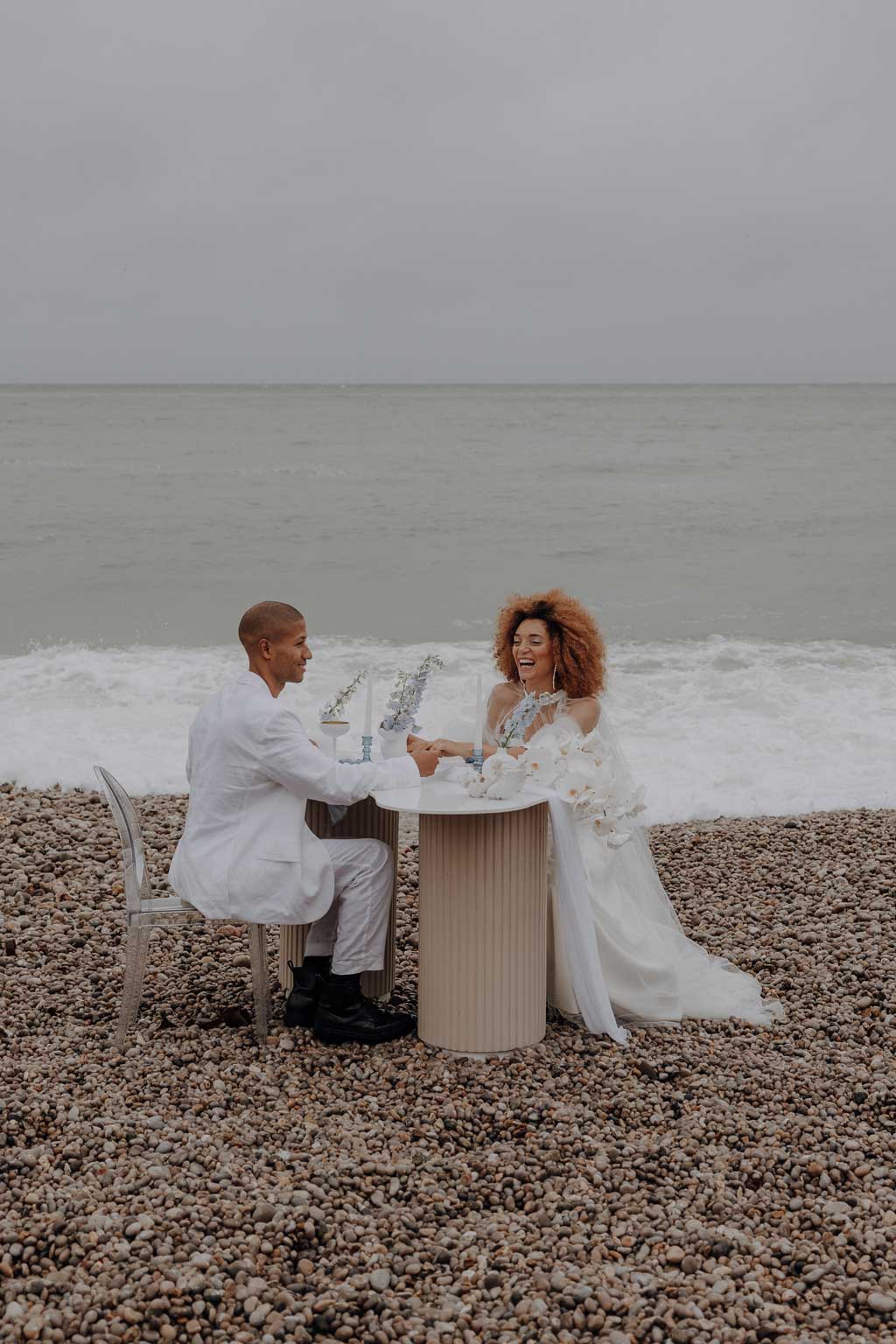 heiraten in Frankreich elopement wedding tiny wedding Hochzeit in weiß blau und direkt am Strand heiraten zu zwei in berlin Berliner hochzeitsfotograf in der Normandie Berliner Fotografin fliegt ins Ausland für Hochzeitsfotos und fotografiert deine Hochzeit als Hochzeitsfotografin Paarfotos paarshooting copulefotos Brautkleid barfuß am strand