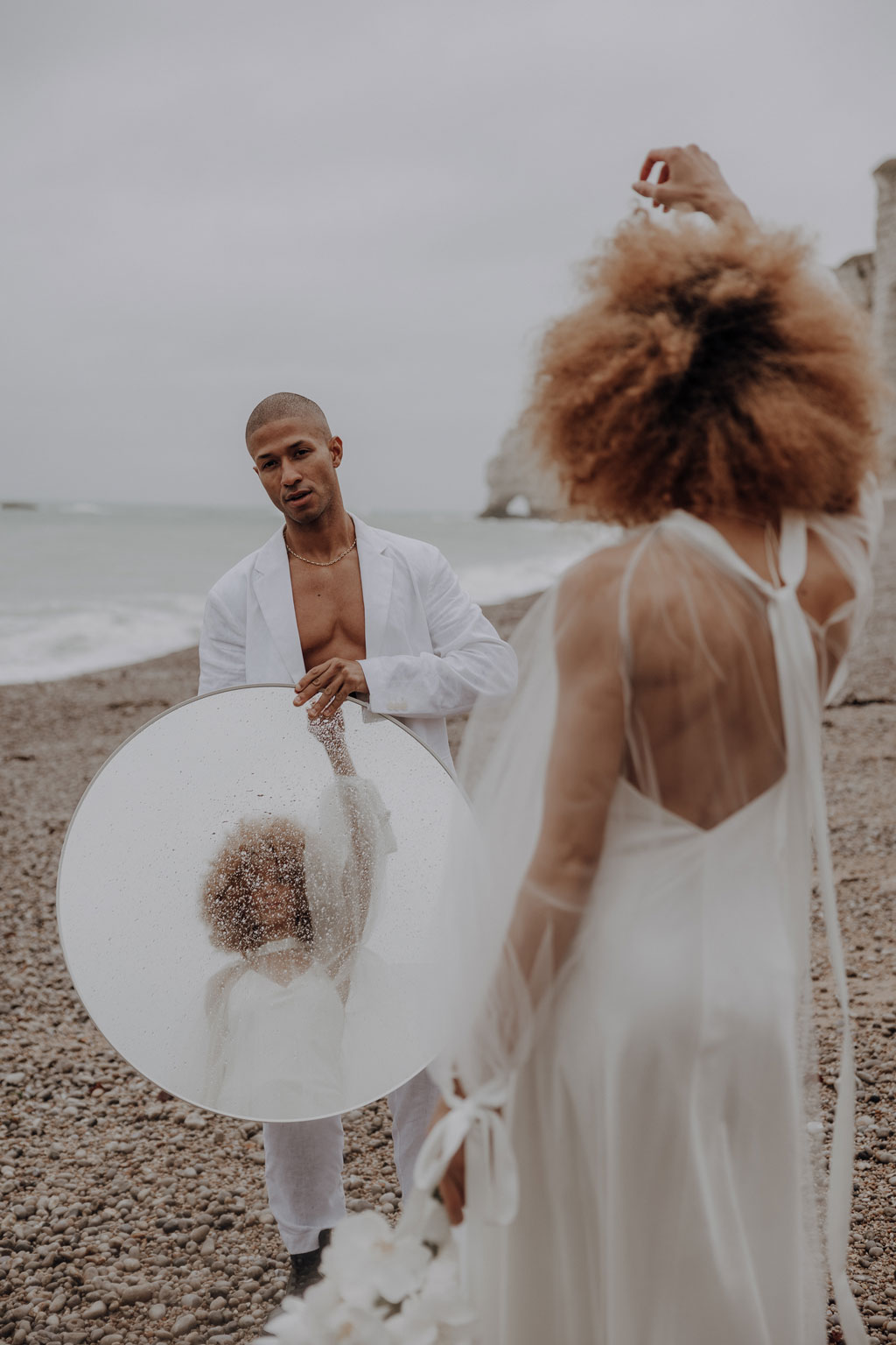 heiraten in Frankreich elopement wedding tiny wedding Hochzeit in weiß blau und direkt am Strand heiraten zu zwei in berlin Berliner hochzeitsfotograf in der Normandie Berliner Fotografin fliegt ins Ausland für Hochzeitsfotos und fotografiert deine Hochzeit als Hochzeitsfotografin Paarfotos paarshooting copulefotos Brautkleid barfuß am strand