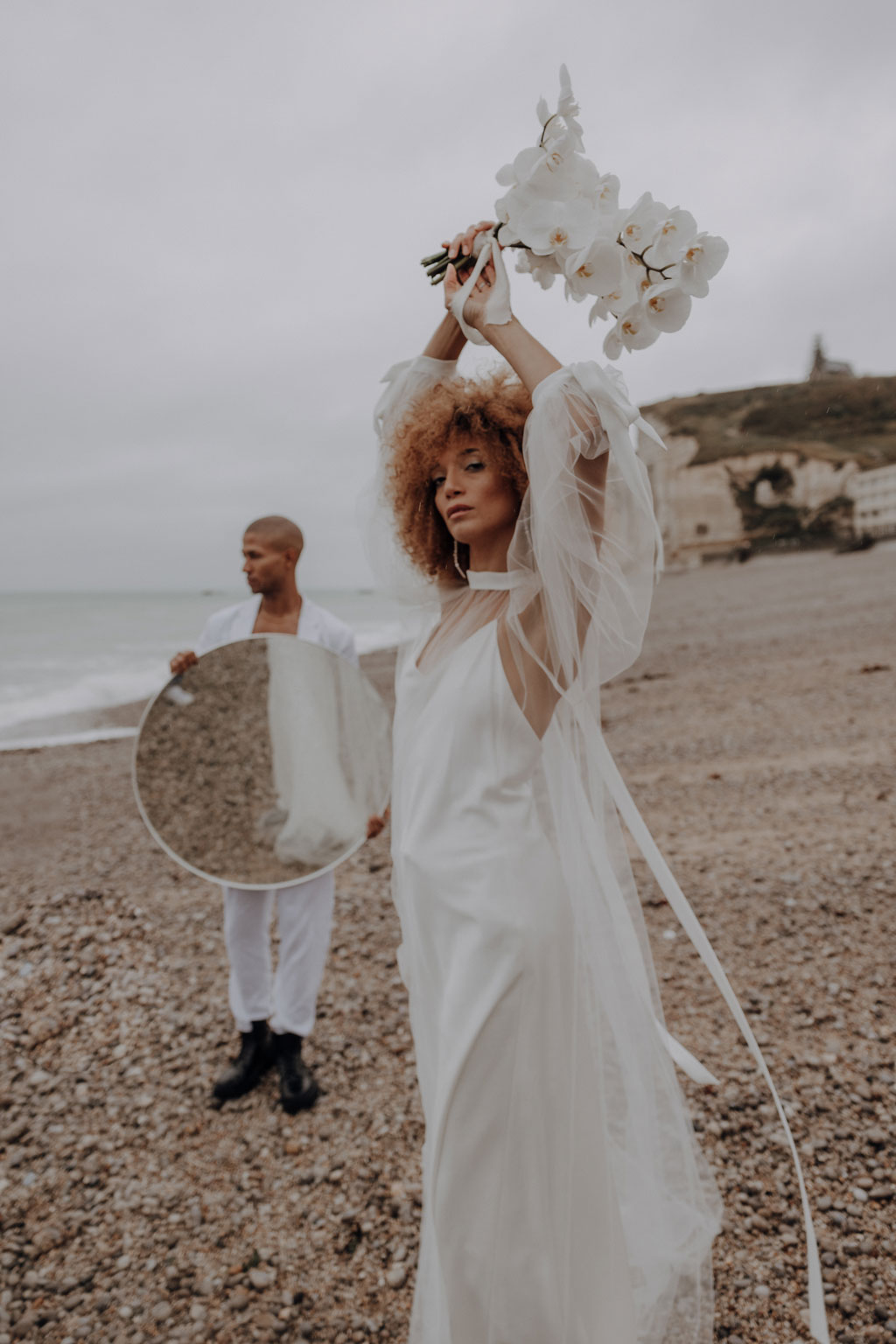 heiraten in Frankreich elopement wedding tiny wedding Hochzeit in weiß blau und direkt am Strand heiraten zu zwei in berlin Berliner hochzeitsfotograf in der Normandie Berliner Fotografin fliegt ins Ausland für Hochzeitsfotos und fotografiert deine Hochzeit als Hochzeitsfotografin Paarfotos paarshooting copulefotos Brautkleid barfuß am strand