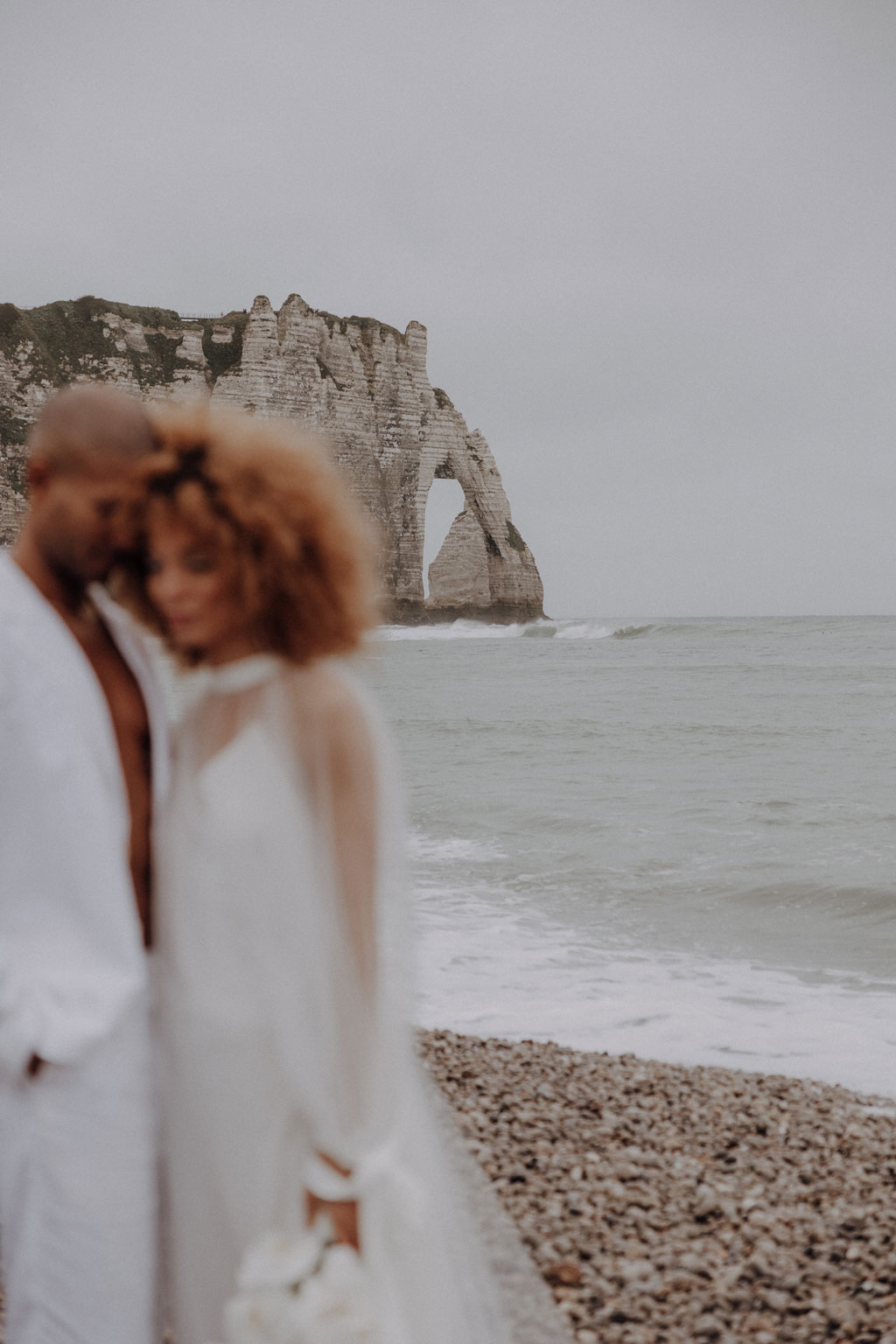 heiraten in Frankreich elopement wedding tiny wedding Hochzeit in weiß blau und direkt am Strand heiraten zu zwei in berlin Berliner hochzeitsfotograf in der Normandie Berliner Fotografin fliegt ins Ausland für Hochzeitsfotos und fotografiert deine Hochzeit als Hochzeitsfotografin Paarfotos paarshooting copulefotos Brautkleid barfuß am strand