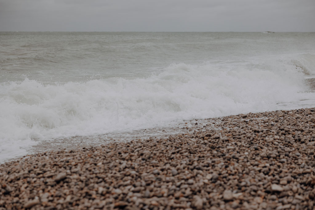 heiraten in Frankreich elopement wedding tiny wedding Hochzeit in weiß blau und direkt am Strand heiraten zu zwei in berlin Berliner hochzeitsfotograf in der Normandie Berliner Fotografin fliegt ins Ausland für Hochzeitsfotos und fotografiert deine Hochzeit als Hochzeitsfotografin tablesetting von lovedestinationweddings via aus berlin weddingplanerin Muscheln Menükarten Brautstrauß