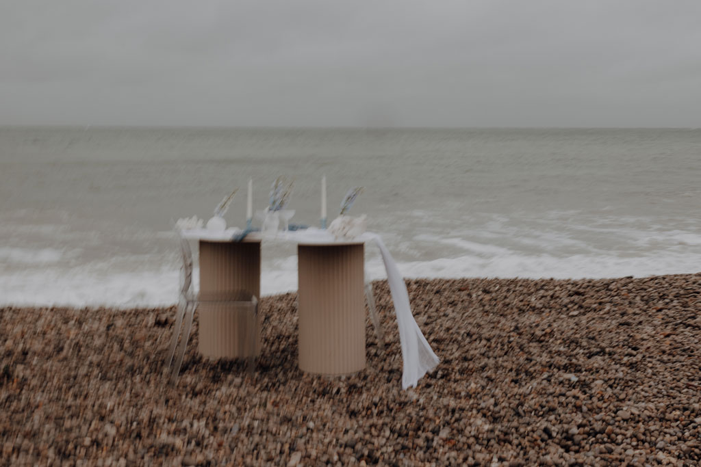 heiraten in Frankreich elopement wedding tiny wedding Hochzeit in weiß blau und direkt am Strand heiraten zu zwei in berlin Berliner hochzeitsfotograf in der Normandie Berliner Fotografin fliegt ins Ausland für Hochzeitsfotos und fotografiert deine Hochzeit als Hochzeitsfotografin tablesetting von lovedestinationweddings via aus berlin weddingplanerin Muscheln Menükarten Brautstrauß