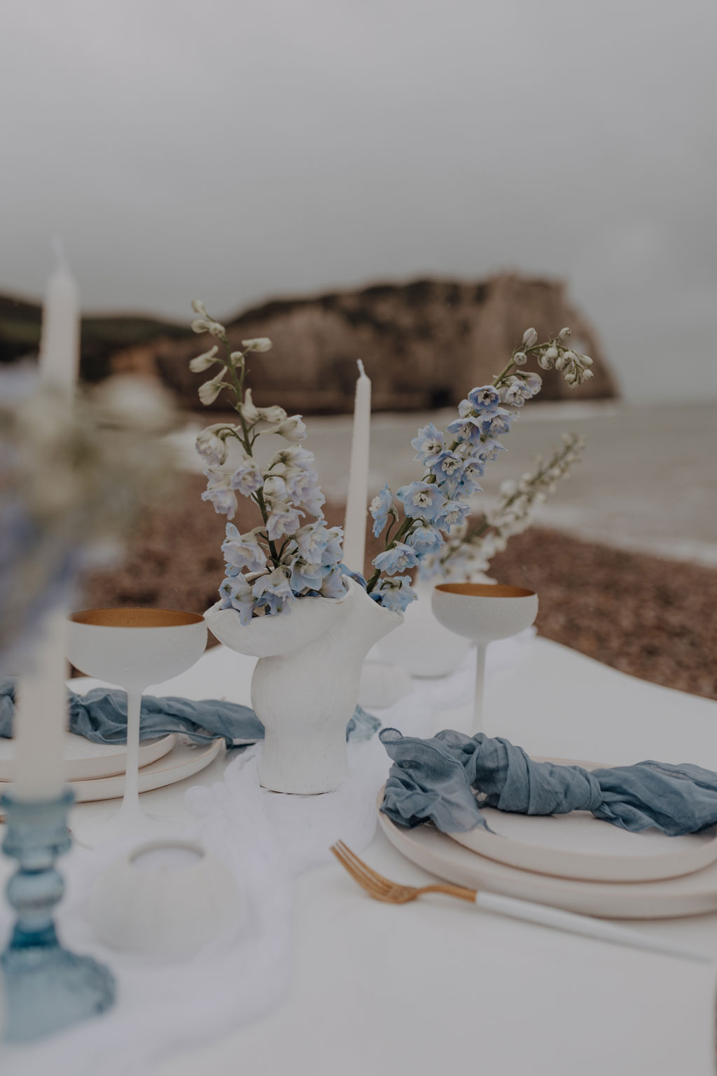 heiraten in Frankreich elopement wedding tiny wedding Hochzeit in weiß blau und direkt am Strand heiraten zu zwei in berlin Berliner hochzeitsfotograf in der Normandie Berliner Fotografin fliegt ins Ausland für Hochzeitsfotos und fotografiert deine Hochzeit als Hochzeitsfotografin tablesetting von lovedestinationweddings via aus berlin weddingplanerin Muscheln Menükarten Brautstrauß