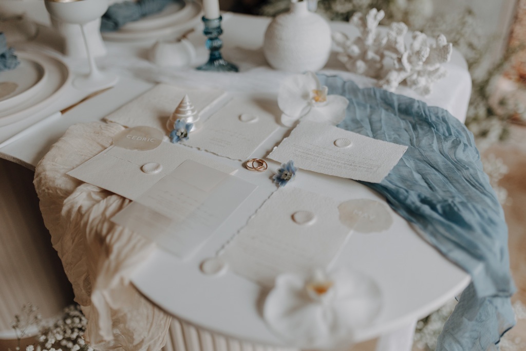 heiraten in Frankreich elopement wedding tiny wedding Hochzeit in weiß blau und direkt am Strand heiraten zu zwei in berlin Berliner hochzeitsfotograf in der Normandie Berliner Fotografin fliegt ins Ausland für Hochzeitsfotos und fotografiert deine Hochzeit als Hochzeitsfotografin tablesetting von lovedestinationweddings via aus berlin weddingplanerin Muscheln Menükarten hochzeitsringe