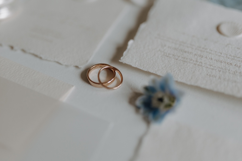 heiraten in Frankreich elopement wedding tiny wedding Hochzeit in weiß blau und direkt am Strand heiraten zu zwei in berlin Berliner hochzeitsfotograf in der Normandie Berliner Fotografin fliegt ins Ausland für Hochzeitsfotos und fotografiert deine Hochzeit als Hochzeitsfotografin tablesetting von lovedestinationweddings via aus berlin weddingplanerin Muscheln Menükarten hochzeitsringe