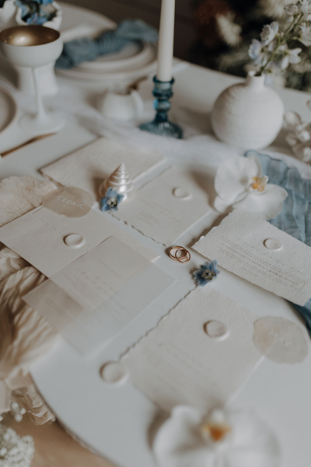 heiraten in Frankreich elopement wedding tiny wedding Hochzeit in weiß blau und direkt am Strand heiraten zu zwei in berlin Berliner hochzeitsfotograf in der Normandie Berliner Fotografin fliegt ins Ausland für Hochzeitsfotos und fotografiert deine Hochzeit als Hochzeitsfotografin tablesetting von lovedestinationweddings via aus berlin weddingplanerin Muscheln Menükarten hochzeitsringe