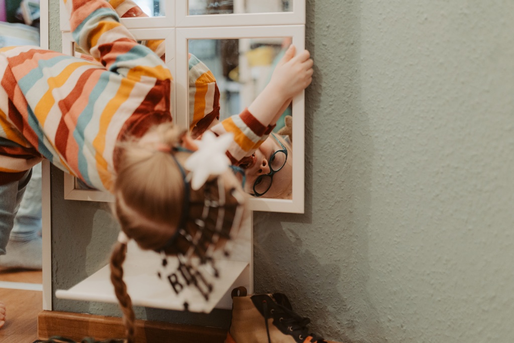 Kindergeburtstag berlin Kinderfotografin Kinderfotos auf einem Kindergeburtstag mit der Fotografin aus berlin Homestory Konfetti lachende Kinder pinnte viele färben Kinder haben spaß Fotografin aus berlin familienfotos im Wohnzimmer Familienfotografin aus berlin