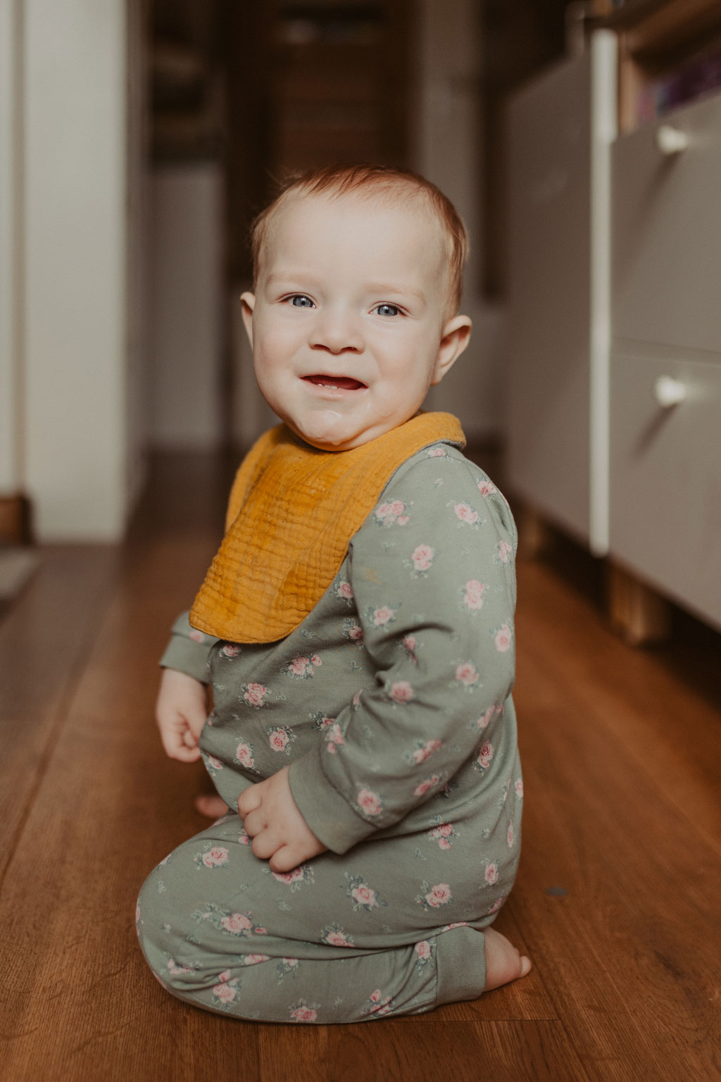 Kindergeburtstag berlin Kinderfotografin Kinderfotos auf einem Kindergeburtstag mit der Fotografin aus berlin Homestory Konfetti lachende Kinder pinnte viele färben Kinder haben spaß Fotografin aus berlin familienfotos im Wohnzimmer Familienfotografin aus berlin