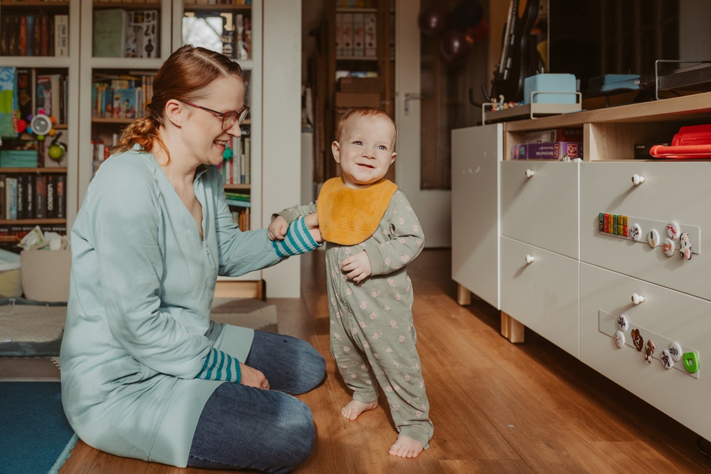 Kindergeburtstag berlin Kinderfotografin Kinderfotos auf einem Kindergeburtstag mit der Fotografin aus berlin Homestory Konfetti lachende Kinder pinnte viele färben Kinder haben spaß Fotografin aus berlin familienfotos im Wohnzimmer Familienfotografin aus berlin