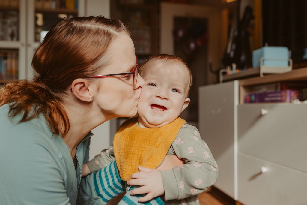 Kindergeburtstag berlin Kinderfotografin Kinderfotos auf einem Kindergeburtstag mit der Fotografin aus berlin Homestory Konfetti lachende Kinder pinnte viele färben Kinder haben spaß Fotografin aus berlin familienfotos im Wohnzimmer Familienfotografin aus berlin