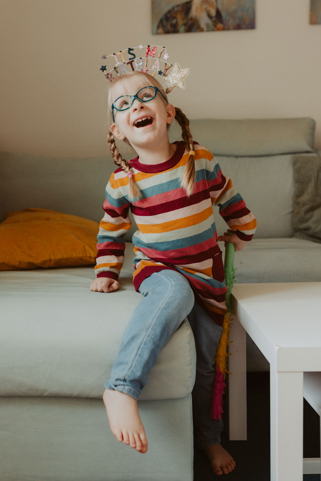 Kindergeburtstag berlin Kinderfotografin Kinderfotos auf einem Kindergeburtstag mit der Fotografin aus berlin Homestory Konfetti lachende Kinder pinnte viele färben Kinder haben spaß Fotografin aus berlin familienfotos im Wohnzimmer Familienfotografin aus berlin