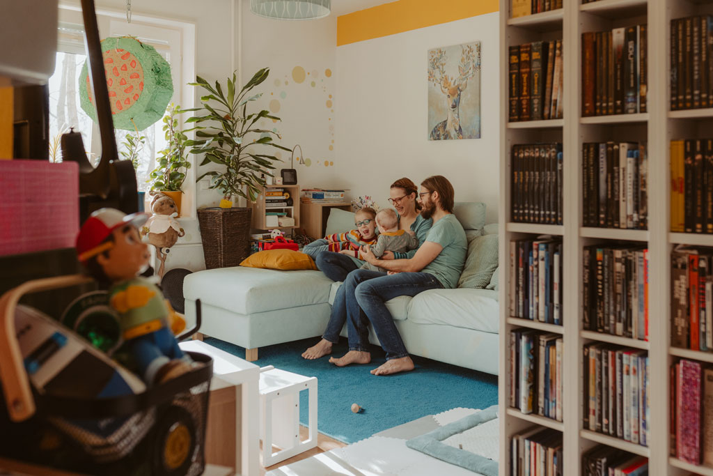 Kindergeburtstag berlin Kinderfotografin Kinderfotos auf einem Kindergeburtstag mit der Fotografin aus berlin Homestory Konfetti lachende Kinder pinnte viele färben Kinder haben spaß Fotografin aus berlin familienfotos im Wohnzimmer Familienfotografin aus berlin