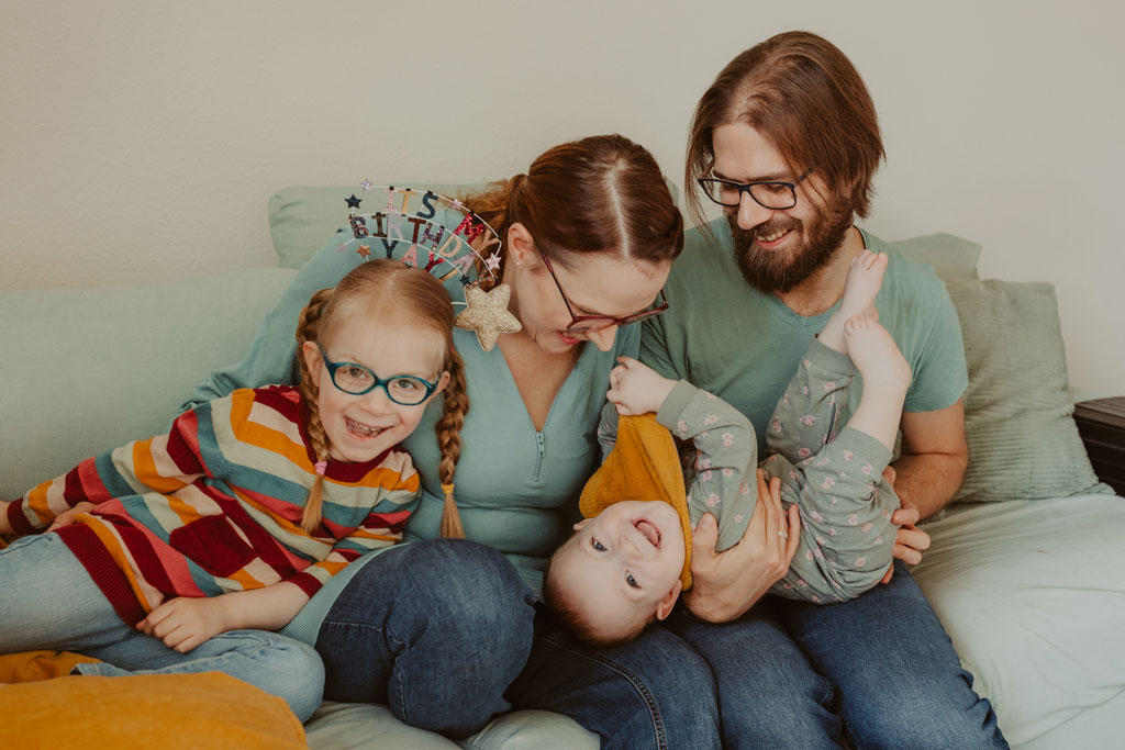 Kindergeburtstag berlin Kinderfotografin Kinderfotos auf einem Kindergeburtstag mit der Fotografin aus berlin Homestory Konfetti lachende Kinder pinnte viele färben Kinder haben spaß Fotografin aus berlin familienfotos im Wohnzimmer Familienfotografin aus berlin