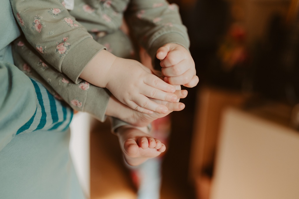 Kindergeburtstag berlin Kinderfotografin Kinderfotos auf einem Kindergeburtstag mit der Fotografin aus berlin Homestory Konfetti lachende Kinder pinnte viele färben Kinder haben spaß Fotografin aus berlin familienfotos im Wohnzimmer Familienfotografin aus berlin