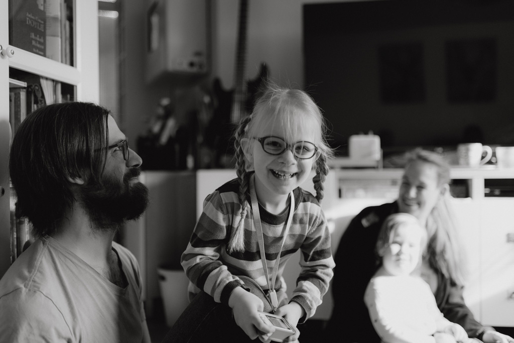 Kindergeburtstag berlin Kinderfotografin Kinderfotos auf einem Kindergeburtstag mit der Fotografin aus berlin Homestory Konfetti lachende Kinder pinnte viele färben Kinder haben spaß Fotografin aus berlin familienfotos im Wohnzimmer Familienfotografin aus berlin