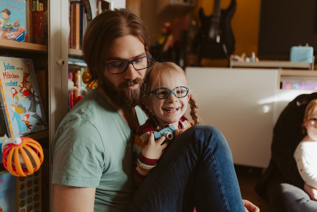 Kindergeburtstag berlin Kinderfotografin Kinderfotos auf einem Kindergeburtstag mit der Fotografin aus berlin Homestory Konfetti lachende Kinder pinnte viele färben Kinder haben spaß Fotografin aus berlin familienfotos im Wohnzimmer Familienfotografin aus berlin