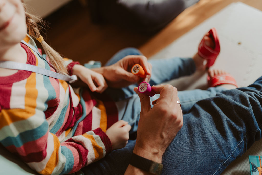 Kindergeburtstag berlin Kinderfotografin Kinderfotos auf einem Kindergeburtstag mit der Fotografin aus berlin Homestory Konfetti lachende Kinder pinnte viele färben Kinder haben spaß Fotografin aus berlin familienfotos im Wohnzimmer Familienfotografin aus berlin