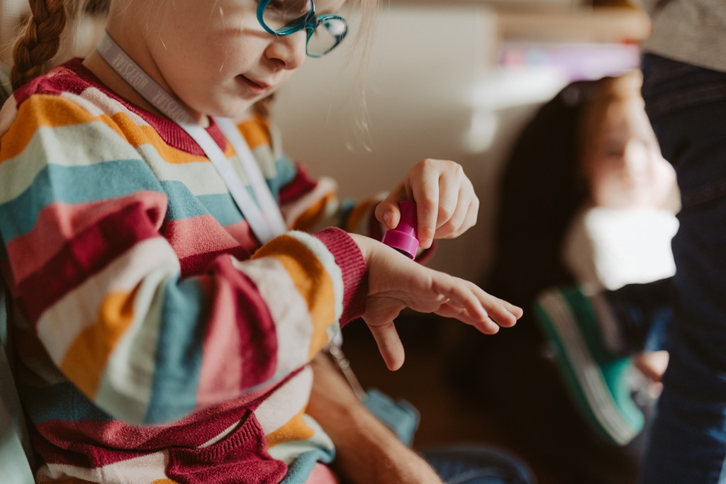 Kindergeburtstag berlin Kinderfotografin Kinderfotos auf einem Kindergeburtstag mit der Fotografin aus berlin Homestory Konfetti lachende Kinder pinnte viele färben Kinder haben spaß Fotografin aus berlin familienfotos im Wohnzimmer Familienfotografin aus berlin