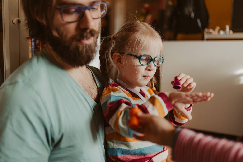 Kindergeburtstag berlin Kinderfotografin Kinderfotos auf einem Kindergeburtstag mit der Fotografin aus berlin Homestory Konfetti lachende Kinder pinnte viele färben Kinder haben spaß Fotografin aus berlin familienfotos im Wohnzimmer Familienfotografin aus berlin