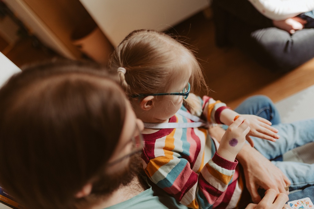 Kindergeburtstag berlin Kinderfotografin Kinderfotos auf einem Kindergeburtstag mit der Fotografin aus berlin Homestory Konfetti lachende Kinder pinnte viele färben Kinder haben spaß Fotografin aus berlin familienfotos im Wohnzimmer Familienfotografin aus berlin