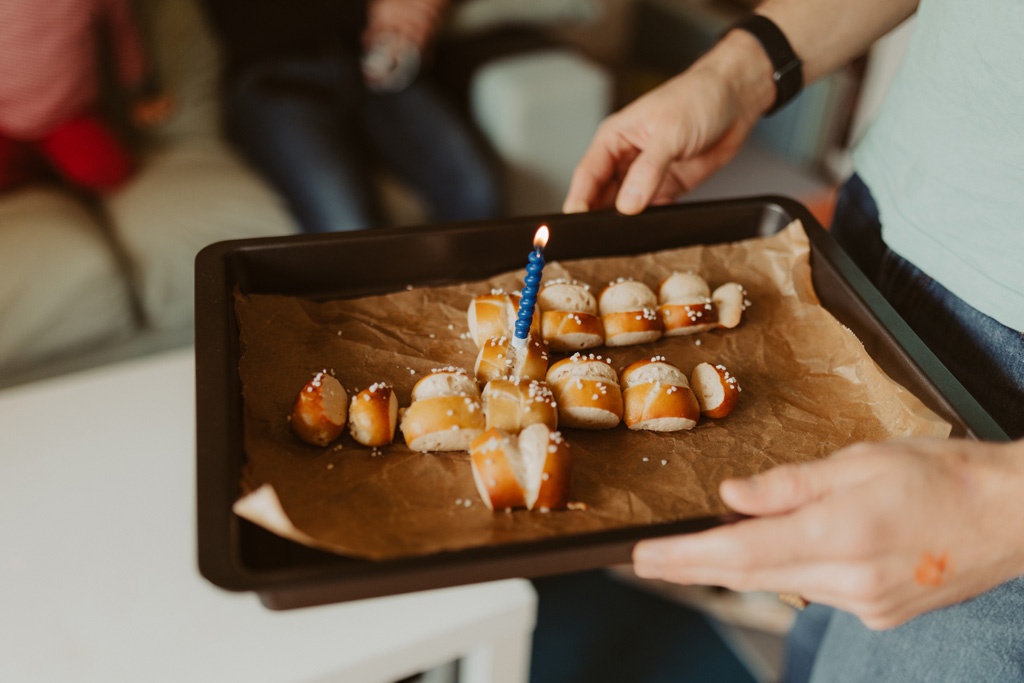 Kindergeburtstag berlin Kinderfotografin Kinderfotos auf einem Kindergeburtstag mit der Fotografin aus berlin Homestory Konfetti lachende Kinder pinnte viele färben Kinder haben spaß Fotografin aus berlin familienfotos im Wohnzimmer Familienfotografin aus berlin