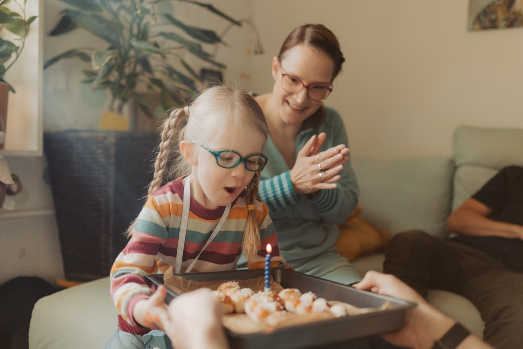 Kindergeburtstag berlin Kinderfotografin Kinderfotos auf einem Kindergeburtstag mit der Fotografin aus berlin Homestory Konfetti lachende Kinder pinnte viele färben Kinder haben spaß Fotografin aus berlin familienfotos im Wohnzimmer Familienfotografin aus berlin