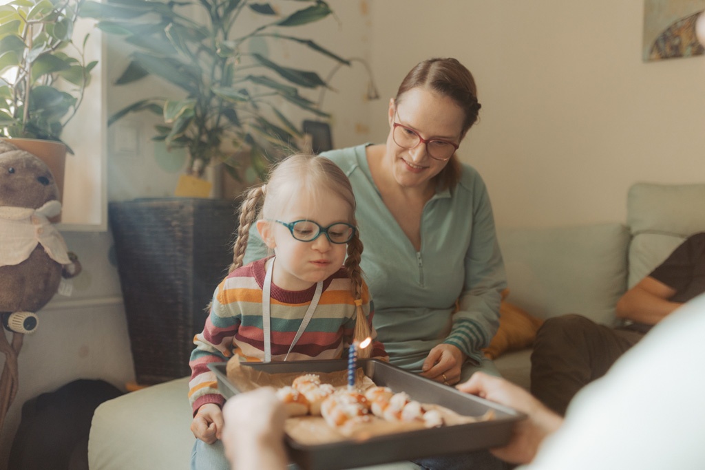 Kindergeburtstag berlin Kinderfotografin Kinderfotos auf einem Kindergeburtstag mit der Fotografin aus berlin Homestory Konfetti lachende Kinder pinnte viele färben Kinder haben spaß Fotografin aus berlin familienfotos im Wohnzimmer Familienfotografin aus berlin