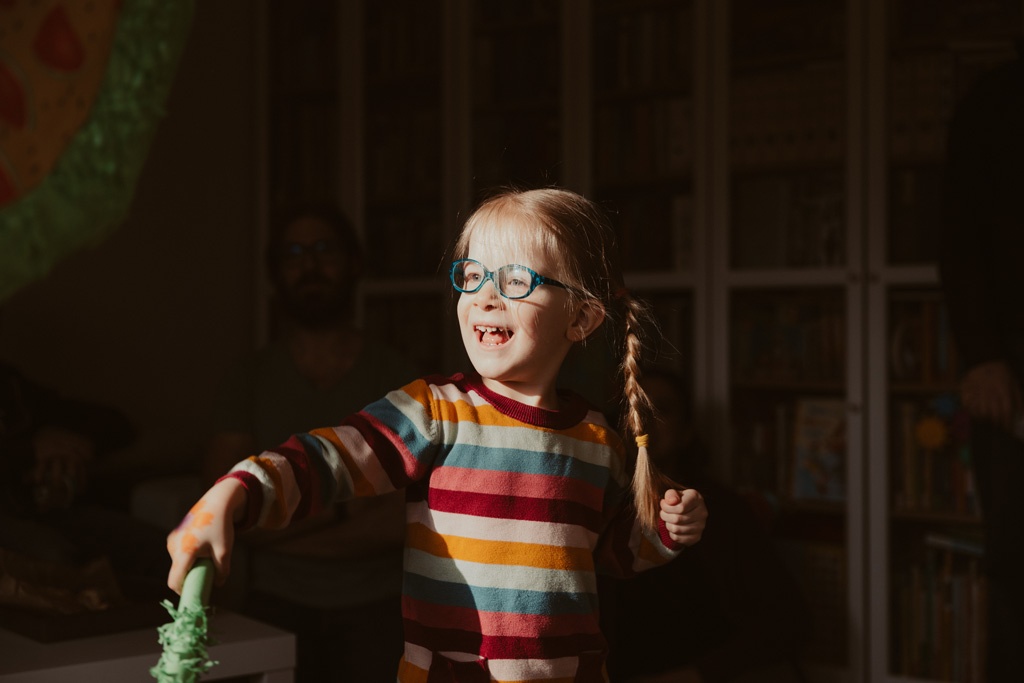 Kindergeburtstag berlin Kinderfotografin Kinderfotos auf einem Kindergeburtstag mit der Fotografin aus berlin Homestory Konfetti lachende Kinder pinnte viele färben Kinder haben spaß Fotografin aus berlin familienfotos im Wohnzimmer Familienfotografin aus berlin