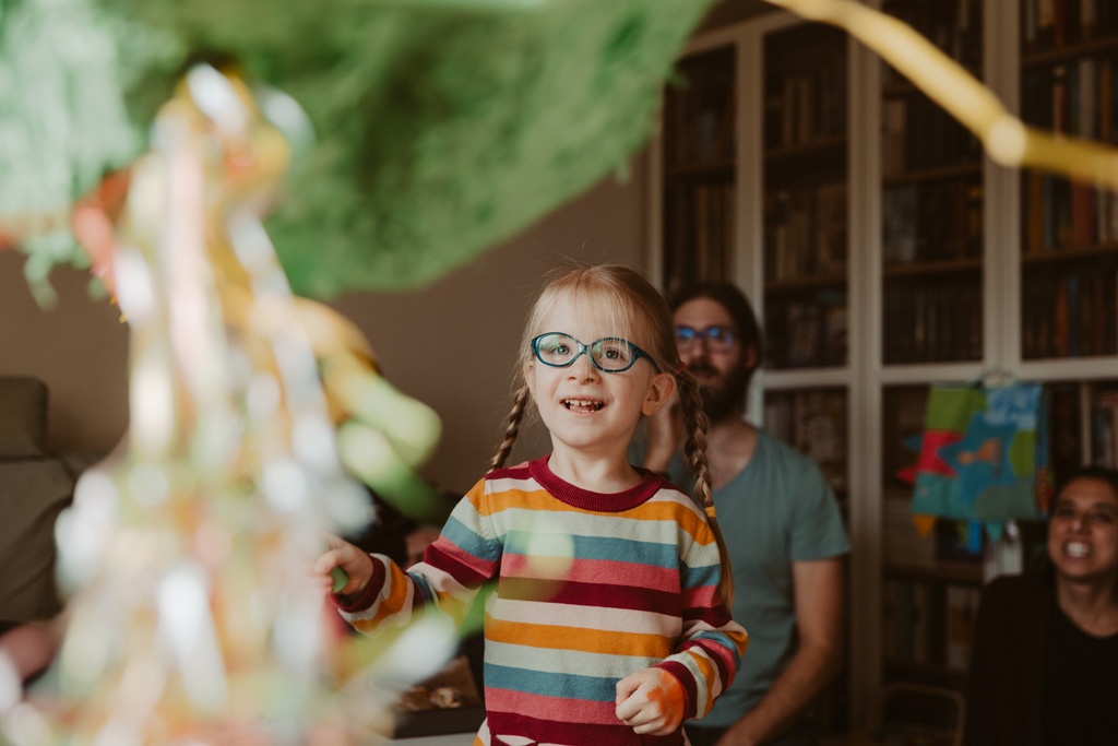 Kindergeburtstag berlin Kinderfotografin Kinderfotos auf einem Kindergeburtstag mit der Fotografin aus berlin Homestory Konfetti lachende Kinder pinnte viele färben Kinder haben spaß Fotografin aus berlin familienfotos im Wohnzimmer Familienfotografin aus berlin