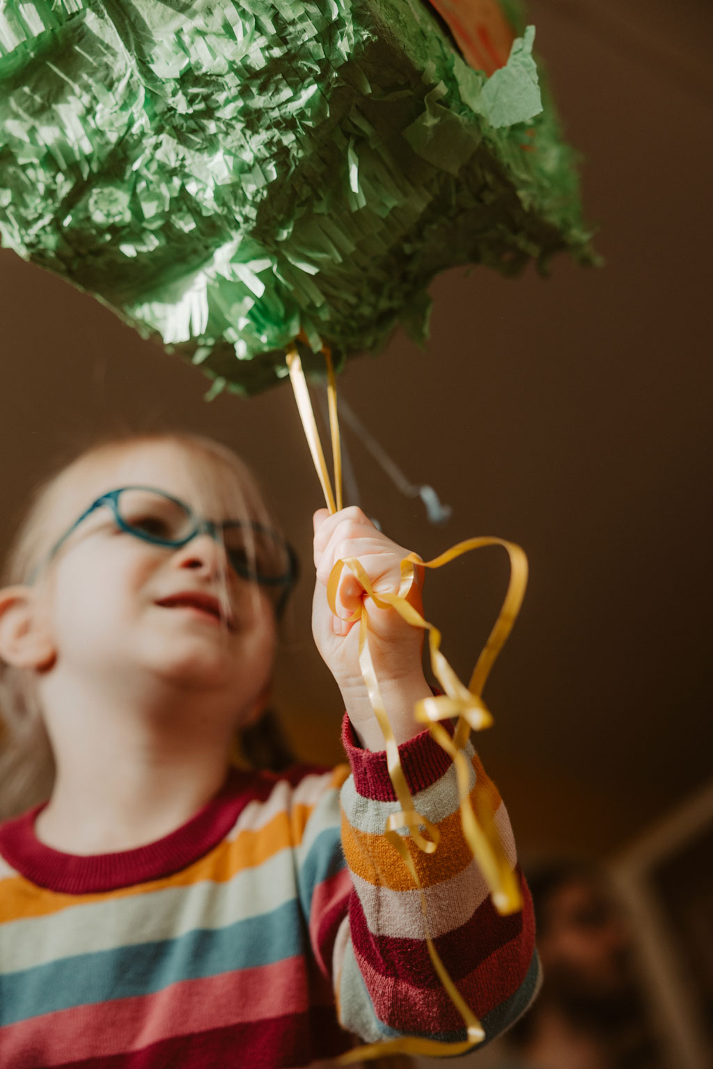 Kindergeburtstag berlin Kinderfotografin Kinderfotos auf einem Kindergeburtstag mit der Fotografin aus berlin Homestory Konfetti lachende Kinder pinnte viele färben Kinder haben spaß Fotografin aus berlin familienfotos im Wohnzimmer Familienfotografin aus berlin