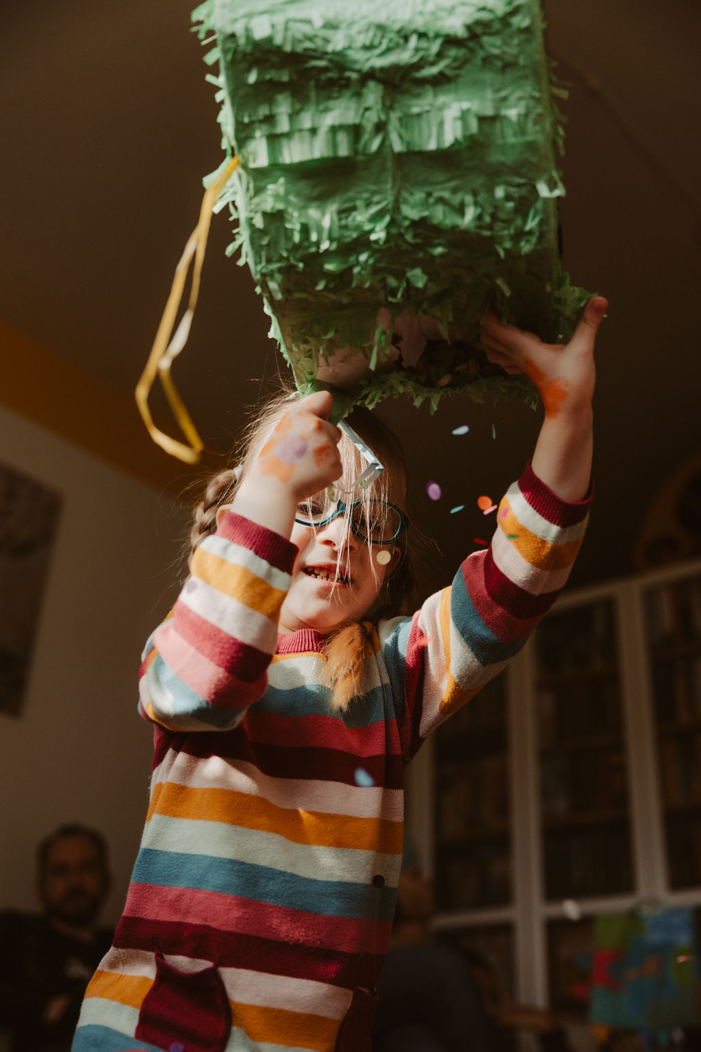 Kindergeburtstag berlin Kinderfotografin Kinderfotos auf einem Kindergeburtstag mit der Fotografin aus berlin Homestory Konfetti lachende Kinder pinnte viele färben Kinder haben spaß Fotografin aus berlin familienfotos im Wohnzimmer Familienfotografin aus berlin