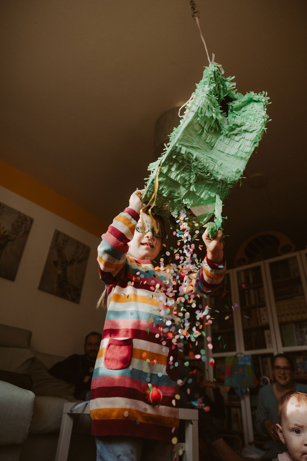 Kindergeburtstag berlin Kinderfotografin Kinderfotos auf einem Kindergeburtstag mit der Fotografin aus berlin Homestory Konfetti lachende Kinder pinnte viele färben Kinder haben spaß Fotografin aus berlin familienfotos im Wohnzimmer Familienfotografin aus berlin