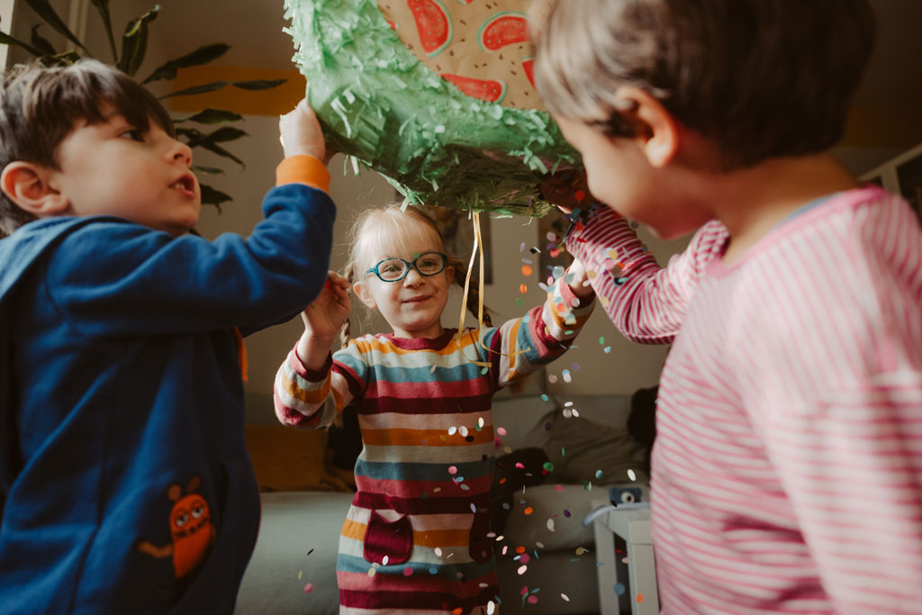 Kindergeburtstag berlin Kinderfotografin Kinderfotos auf einem Kindergeburtstag mit der Fotografin aus berlin Homestory Konfetti lachende Kinder pinnte viele färben Kinder haben spaß Fotografin aus berlin familienfotos im Wohnzimmer Familienfotografin aus berlin