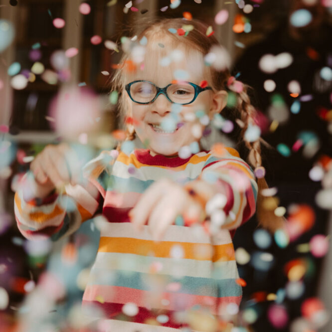 Kindergeburtstag berlin Kinderfotografin Kinderfotos auf einem Kindergeburtstag mit der Fotografin aus berlin Homestory Konfetti lachende Kinder pinnte viele färben Kinder haben spaß Fotografin aus berlin familienfotos im Wohnzimmer Familienfotografin aus berlin