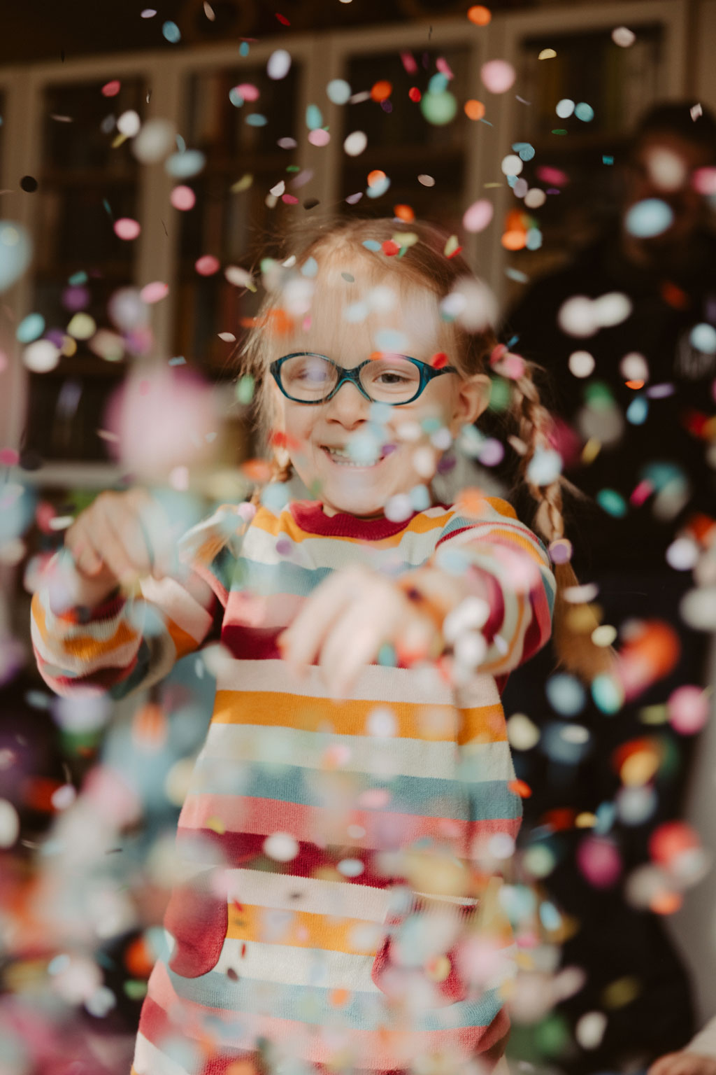 Kindergeburtstag berlin Kinderfotografin Kinderfotos auf einem Kindergeburtstag mit der Fotografin aus berlin Homestory Konfetti lachende Kinder pinnte viele färben Kinder haben spaß Fotografin aus berlin familienfotos im Wohnzimmer Familienfotografin aus berlin