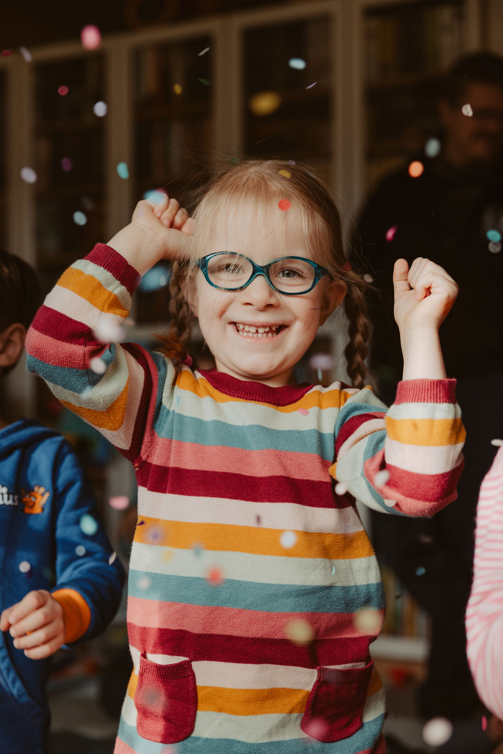 Kindergeburtstag berlin Kinderfotografin Kinderfotos auf einem Kindergeburtstag mit der Fotografin aus berlin Homestory Konfetti lachende Kinder pinnte viele färben Kinder haben spaß Fotografin aus berlin familienfotos im Wohnzimmer Familienfotografin aus berlin