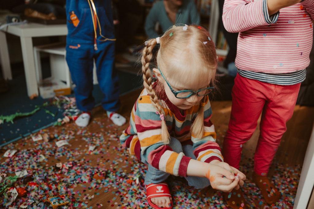 Kindergeburtstag berlin Kinderfotografin Kinderfotos auf einem Kindergeburtstag mit der Fotografin aus berlin Homestory Konfetti lachende Kinder pinnte viele färben Kinder haben spaß Fotografin aus berlin familienfotos im Wohnzimmer Familienfotografin aus berlin